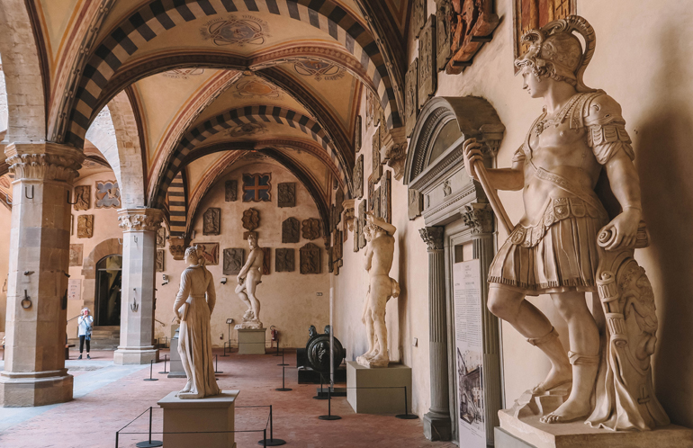 Florenz Geheimtipps: Skulpturen und Bilder in einem offenen Raum.