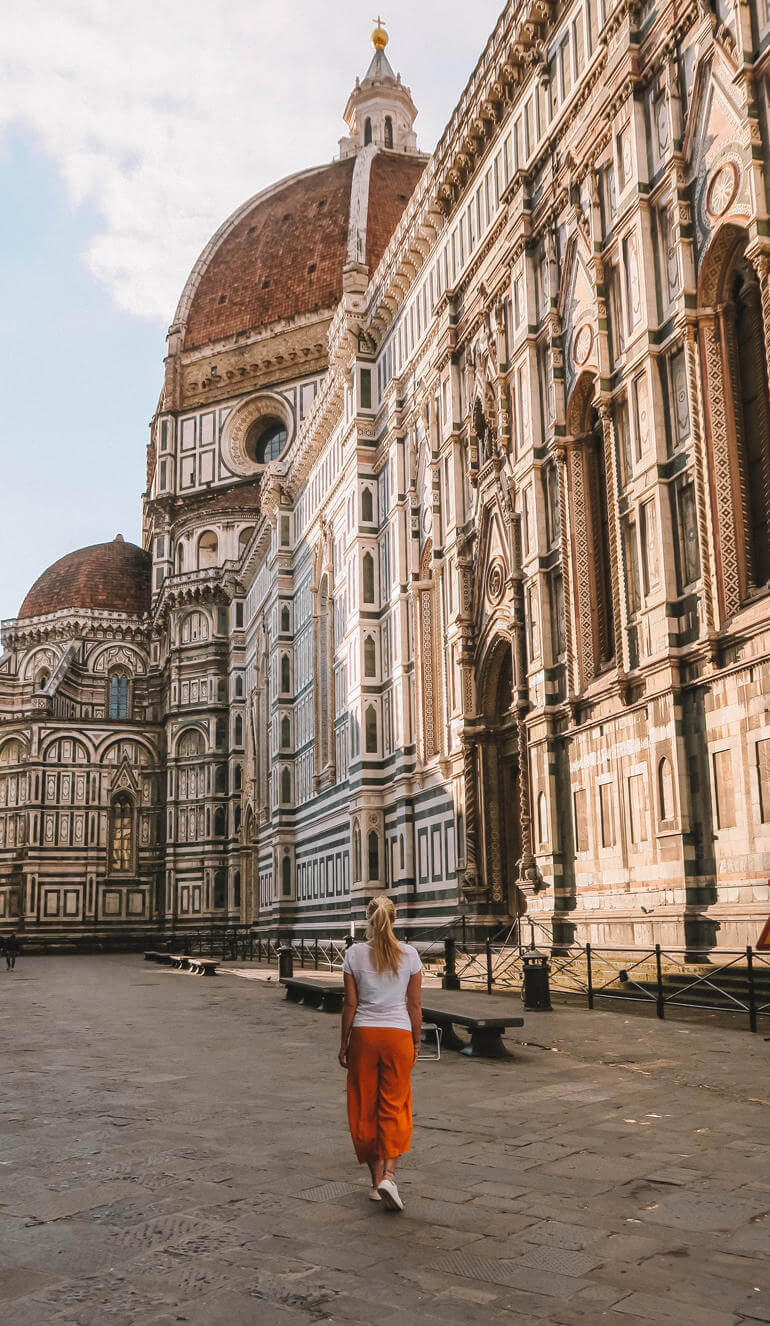 Florenz Geheimtipps: Eine Frau von hinten vor einer Kirche.