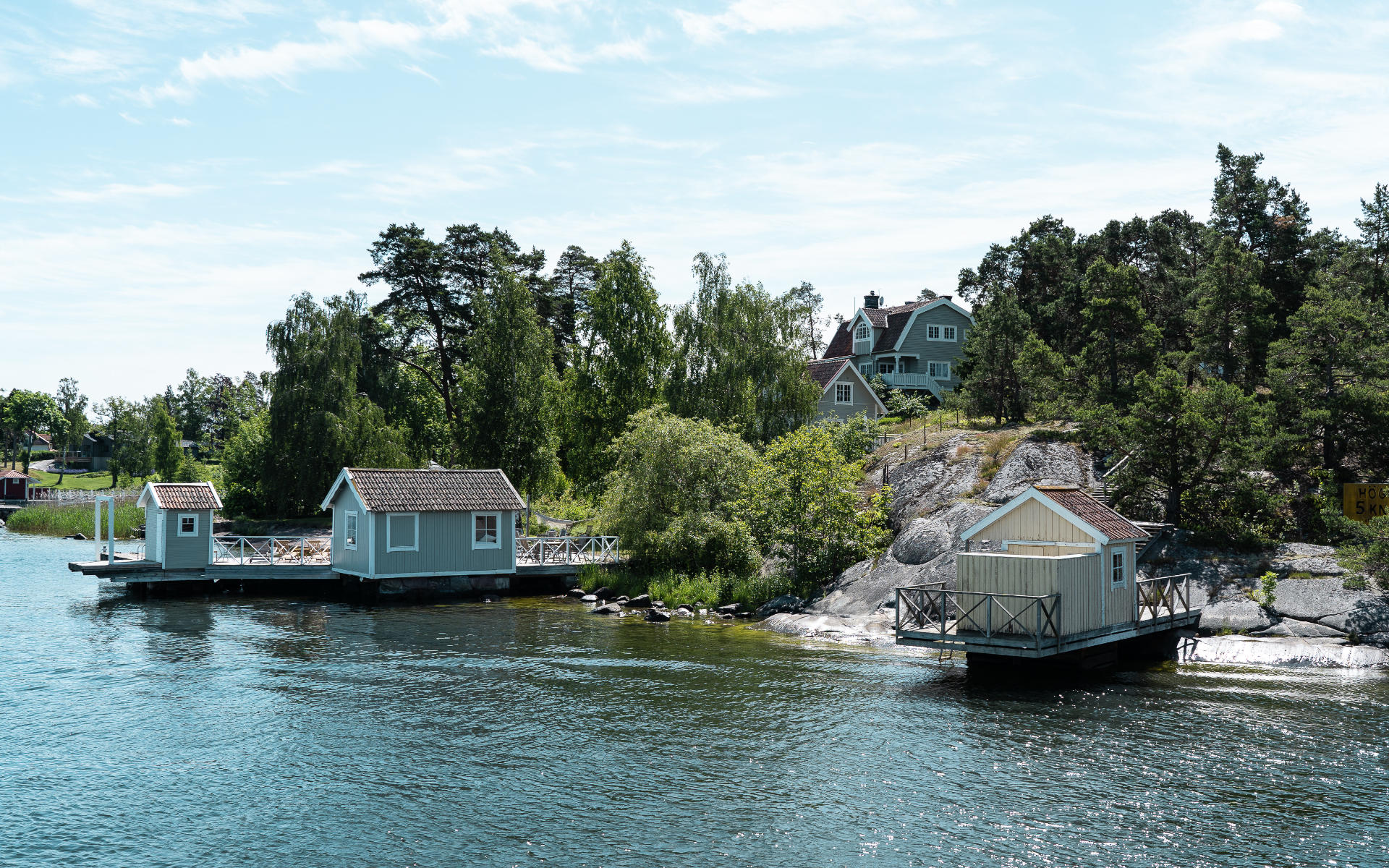 Unbedingt zu empfehlen ist ein Ausflug von Stockholm zu den kleinen, bunten Badehäusern aus Holz, die sich auf den Inseln des Schärengartens ans Ufer schmiegen. Hier kommt Sommer-in-Schweden-Feeling auf.