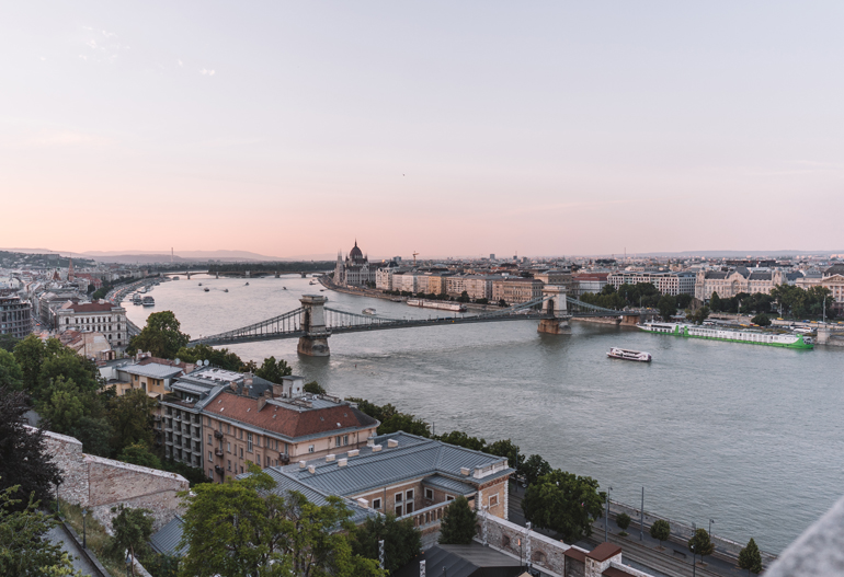 Budapest Städtetrip: Ausblick über die Stadt im Sonnenuntergang.