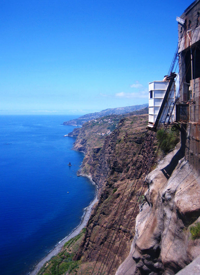 Madeira Tauchen, Surfen: Aussicht von einem Berg auf das Meer.