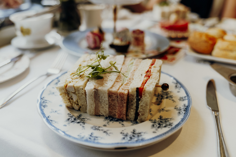 Im Restaurant KONA Afternoon Tea in London werden die Sandwiches auf kleinen dekorierten Tellern serviert.