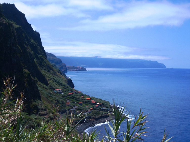 Madeira Tauchen, Surfen: Aussicht von oben auf das Meer und die Küste.