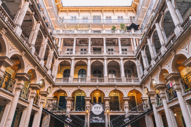 Budapest Städtetrip: Innenhof eines Einkaufszentrums.