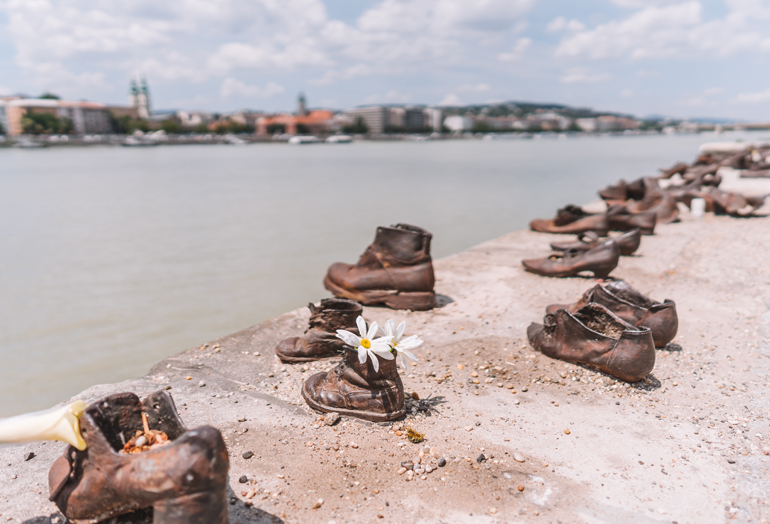 Budapest Städtetrip: Schuhe die an einem Ufer liegen.