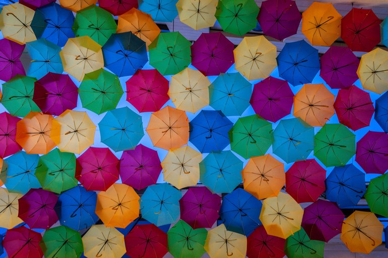 Städtetrip: Viele bunten Regenschirmen an der Decke.