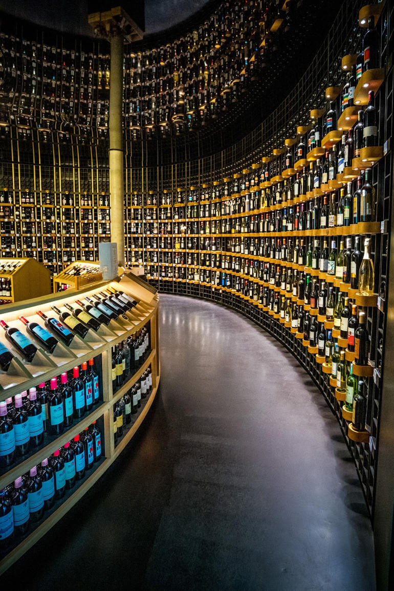 Städtetrip: Ein großer Weinladen in dem die Flaschen bis zur Decke stehen.