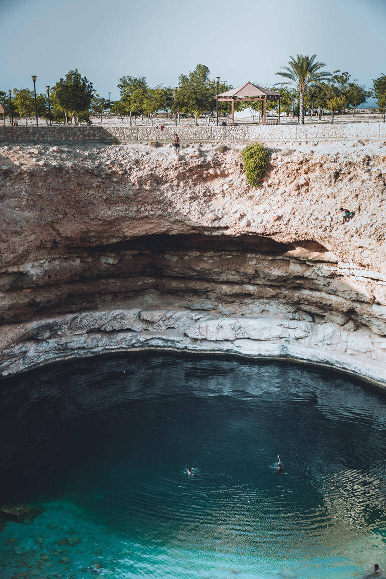 Oman Roadtrip; Reiseroute: Ein Becken mit Wasser das von Felsen umgeben ist.