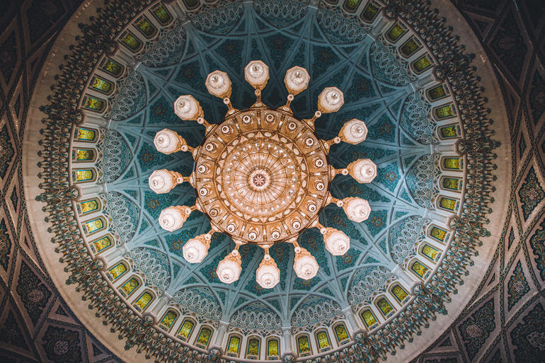 Die Kuppel der Sultan Kabus Moschee im Oman ist von einem beeindruckenden detaillierten Muster bedeckt und der weltgrößte Lüster hängt von der Kuppel ab.
