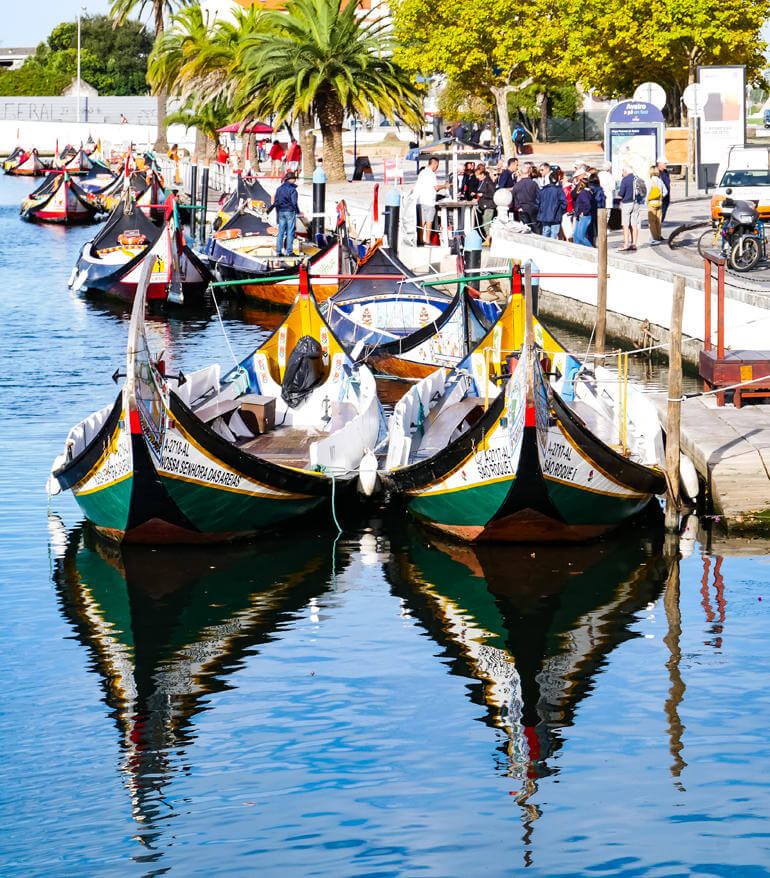 Bunte Moliceiros, kleine Boote, im Hafen von Aveiro, Portugal.