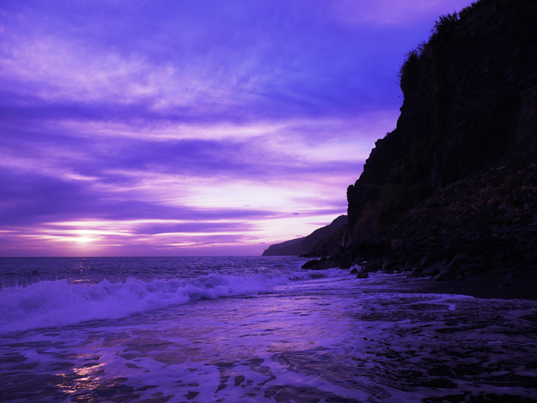 Madeira Surfen: Ein Strand während einem Sonnenuntergang.