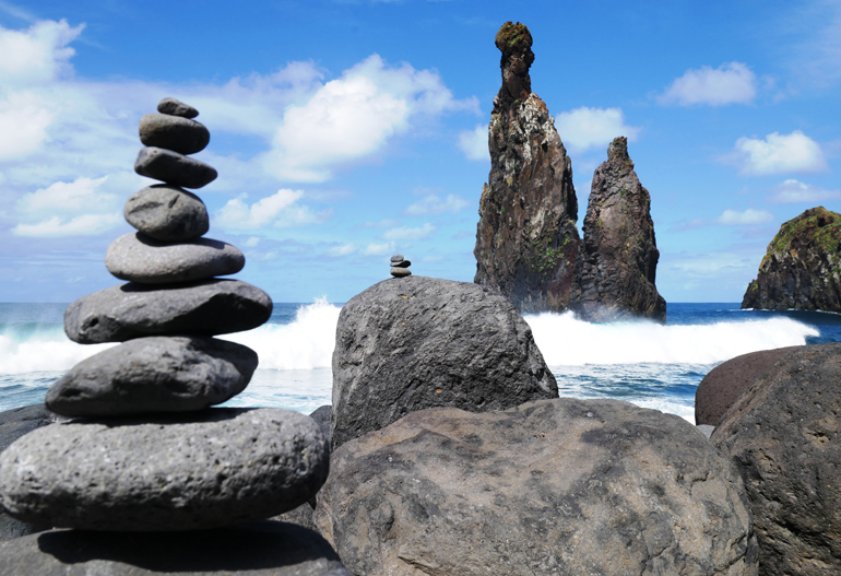 Madeira: Türme aus Steine vor dem Meer.