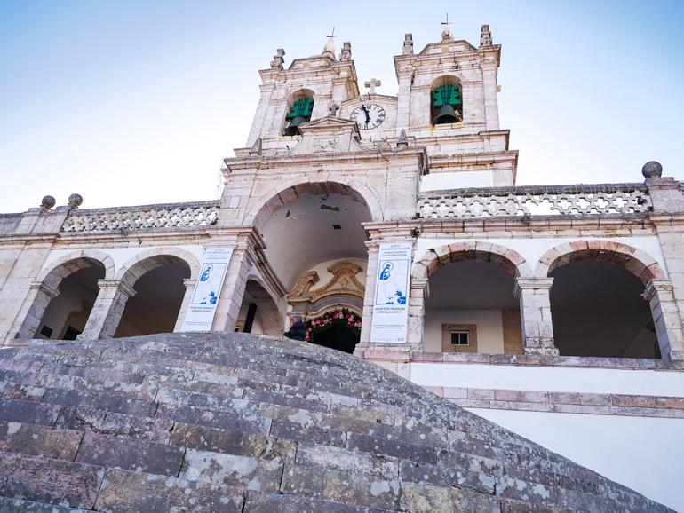 Eine Wallfahrtskirche aus dem 18. Jahrhundert in Nazaré, Portugal.