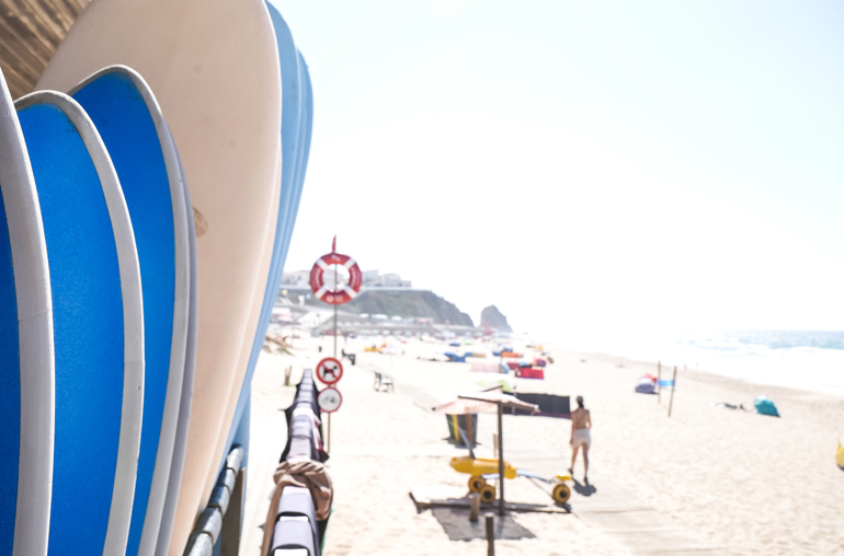 Surfbretter, im Hintergrund der Strand von Santa Cruz, Portugal.