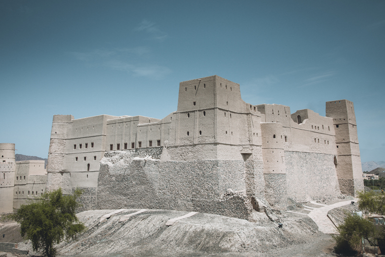Oman Roadtrip; Reiseroute: Ein großes Gebäude das von Kies umgeben ist