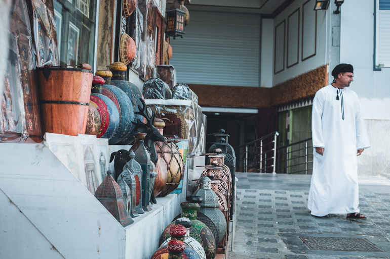 In Maskat schlendert ein einheimischer Besucher an den Verkaufsflächen eines Ladens des Mutrah Souk in Oman, Maskat vorbei.