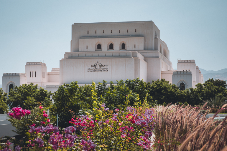 Ein üppige Gartenanlage ziert den Gebäudekomplex des Royal Opera House in Maskat, Oman.