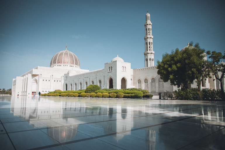 Eine der weltweit größten Moscheen ist die Sultan-Qabus-Mosque, das beeindruckende weiße Gebäude mit dem riesigen Vorplatz befindet sich in der Nähe von Maskat, Oman.