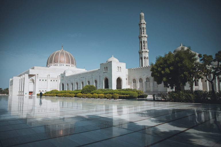 Roadtrip durch den Oman: Die Sultan-Qabus-Mosque von außen.