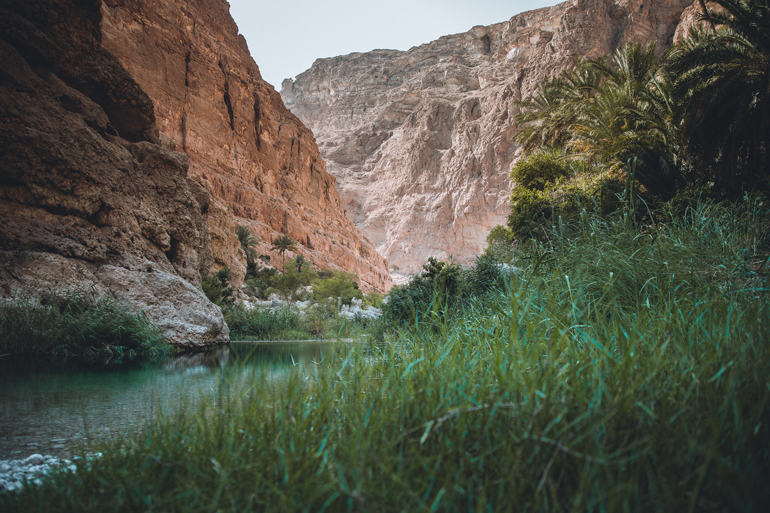 Der Wadi Shab zählt im Oman mit seinen schroffen Felswänden und grünen Wasseroasen zu den schönsten Wadis.