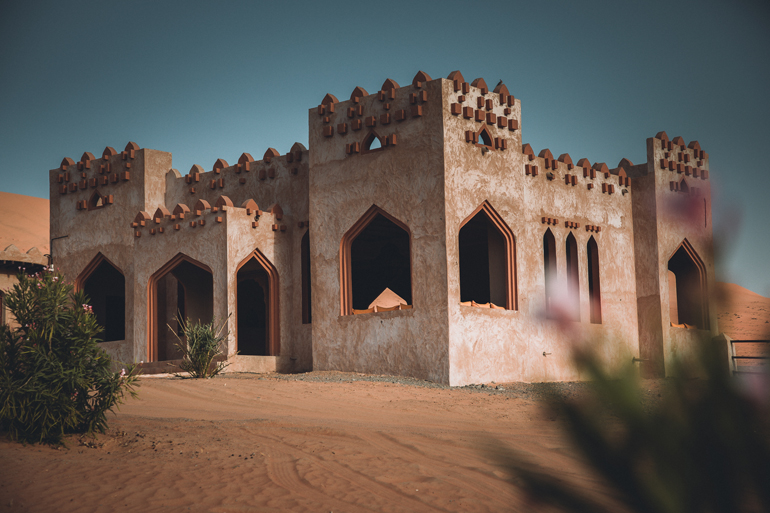 Oman Roadtrip; Reiseroute: Ein Haus das in der Wüste steht.