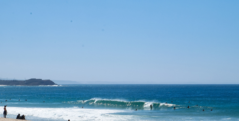 Eine Welle am Strand von Supertubos in Peniche, Portugal.