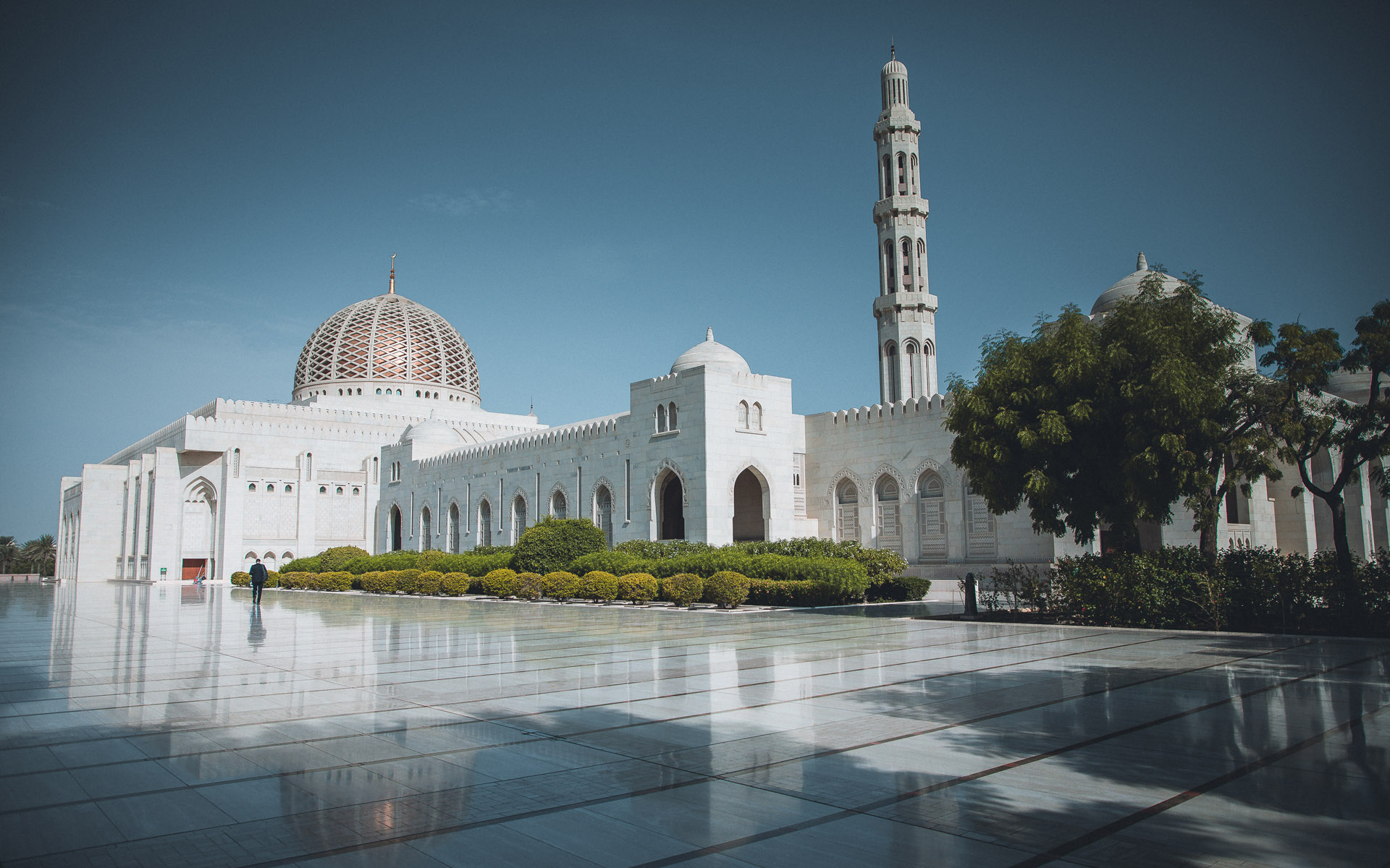 Eine der weltweit größten Moscheen ist die Sultan-Qabus-Mosque, das beeindruckende weiße Gebäude mit dem riesigen Vorplatz befindet sich in der Nähe von Maskat, Oman.