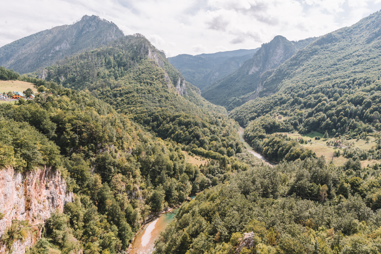 Durch die berühmte Tara Schlucht in den Bergen Montenegros schlängelt sich ein Fluss.