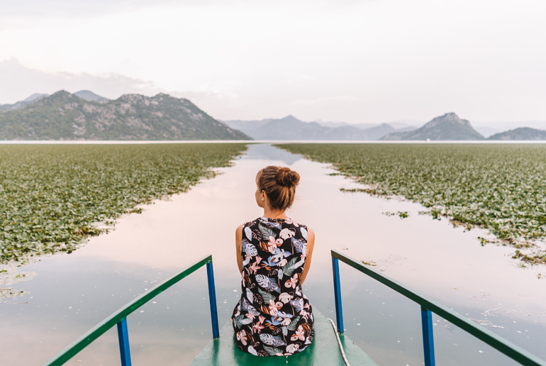 Reisetipps, Geheimtipps, Strand: Eine Frau sitz auf einem Boot und fährt durch einen Fluss.