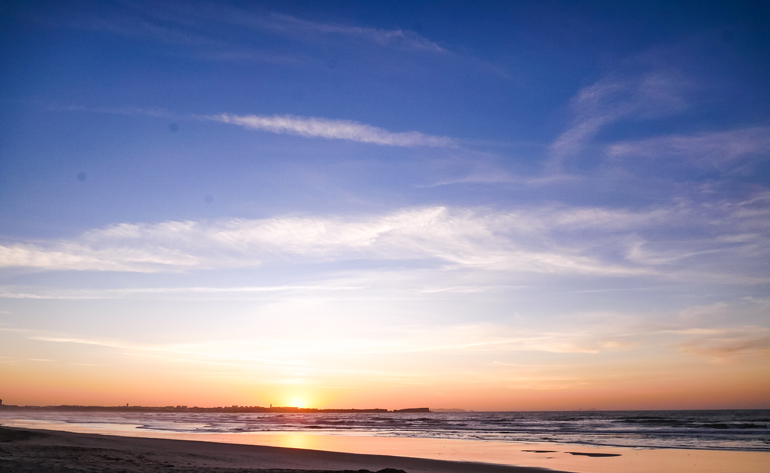 Sonnenuntergang am Surfer Strand von Peniche, Portugal.