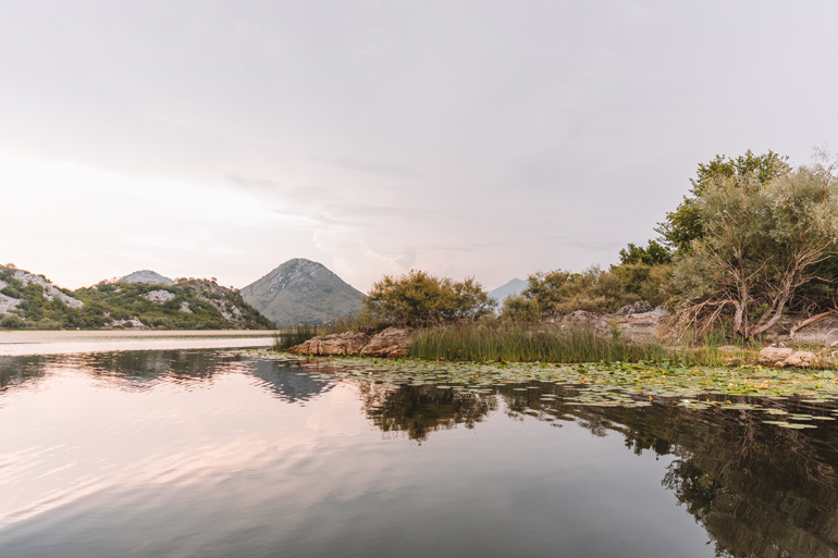 Reisetipps, Geheimtipps, Strand: Ein See der von Bergen umgeben ist.