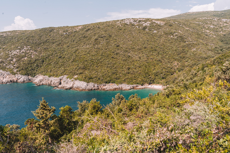 Reisetipps, Geheimtipps, Strand: Aussicht von Oben auf den Fluss und den Wald.