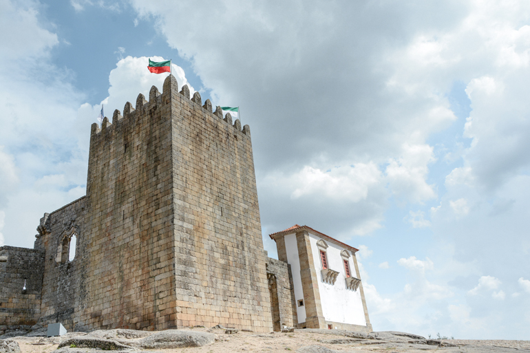 Eine Burg mit einem Turm.