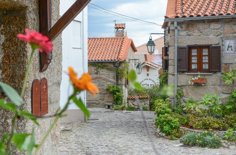 Eine Straße mit vielen kleinen Häusern.