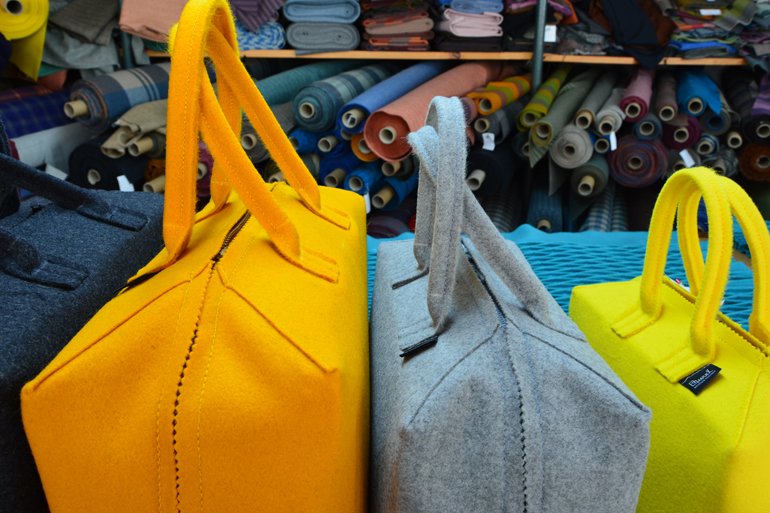 Eine gelbe und graue Tasche.