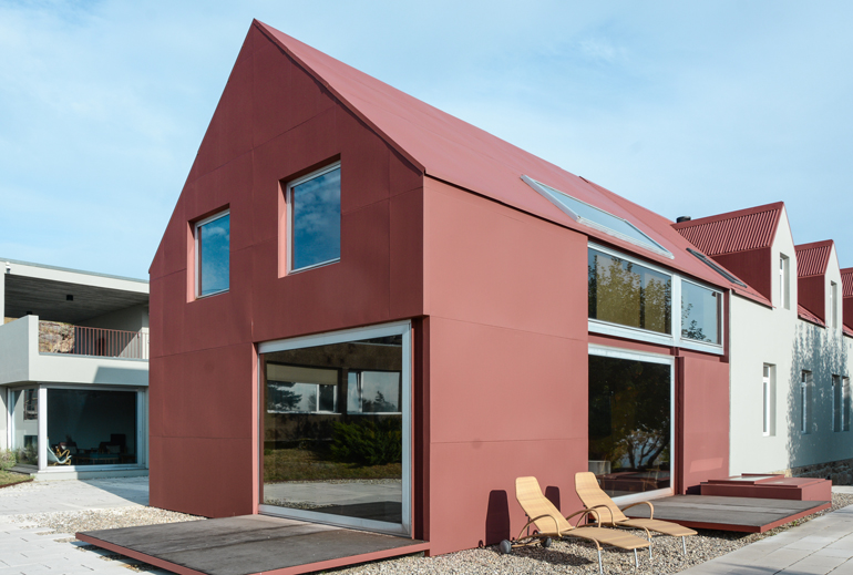 Ein rotes modernes Haus.