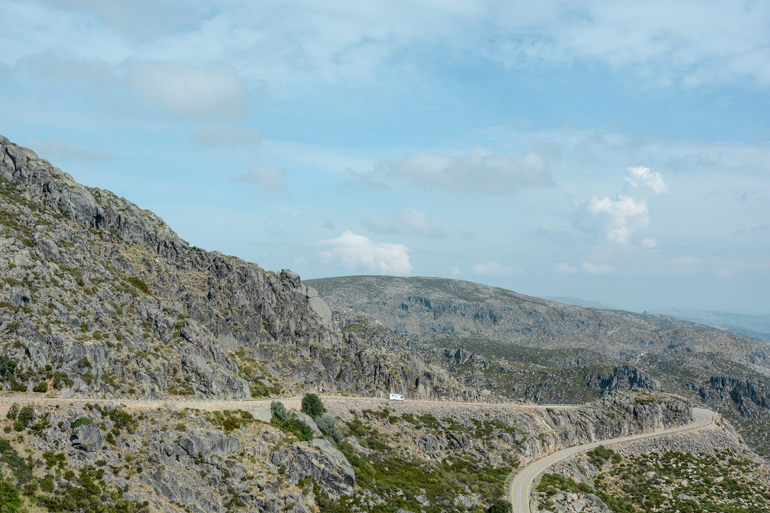Eine Bergige Landschaft mit Straßen.