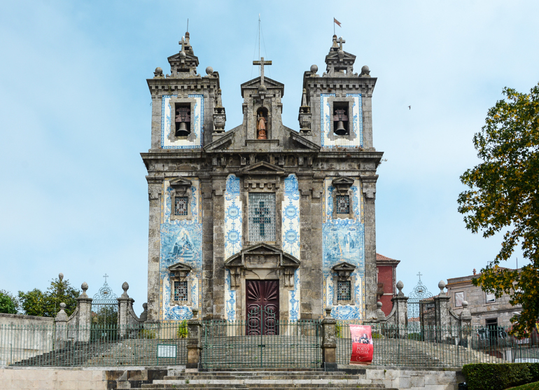 Porto Sehenswürdigkeiten: Eine Kirche von außen.