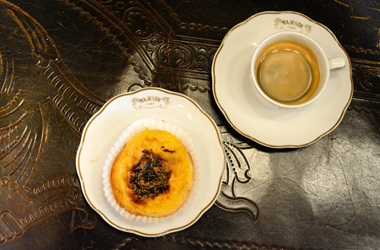 Porto Sehenswürdigkeiten: Ein Espresso und Gebäck stehen auf einem Tisch.