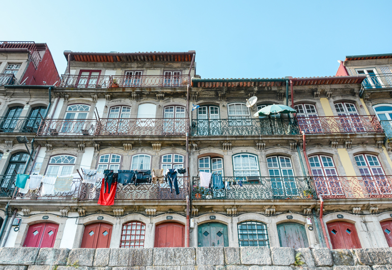 Porto Sehenswürdigkeiten: Ein Haus von unten mit vielen bunten Fenstern.