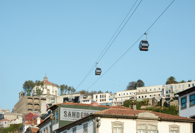 Porto Sehenswürdigkeiten: Eine Seilbahn die über den Häusern lang läuft.
