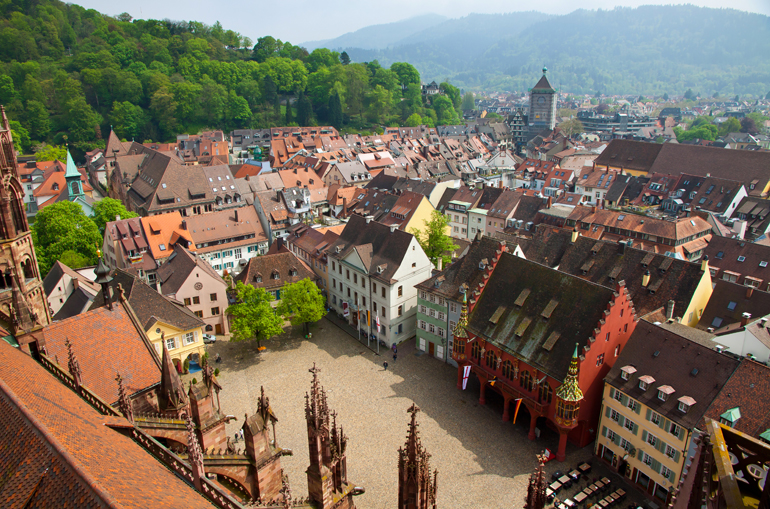 Die wunderschöne Altstadt von Freiburg im Breisgau lohnt sich für einen Wochenendausflug.