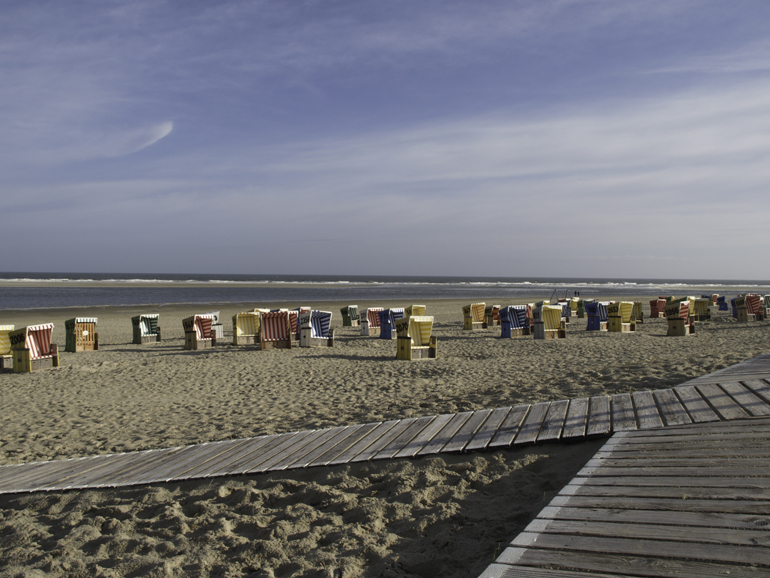 Am Strand auf der ostfriesischen Insel Langeoog kann man auf seinem Wochenendtrip in bunten Strandkörben entspannen.