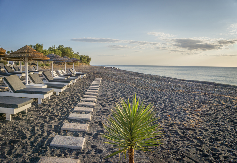 Ein schwarzer Strand am Meer.
