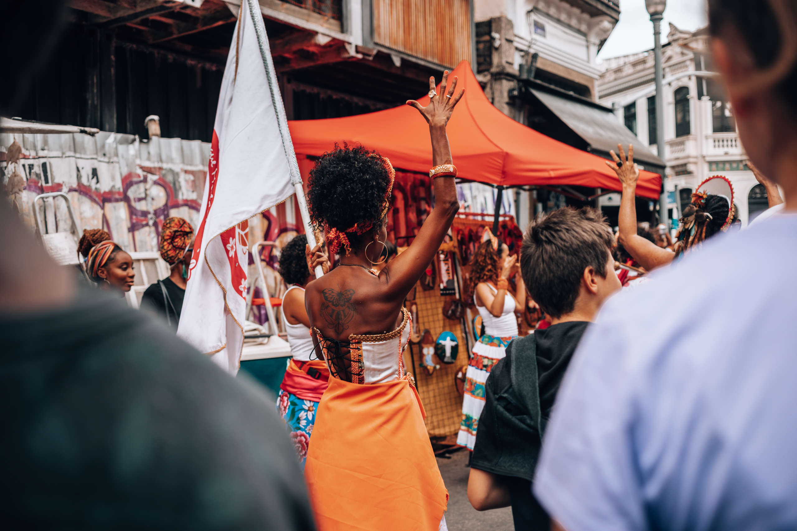 Auf dem Straßenkarneval in Rio feiern die Menschen ausgelassen in bunter Kleidung - Rio während des Karnevals ist unbedingt eine Reise wert.