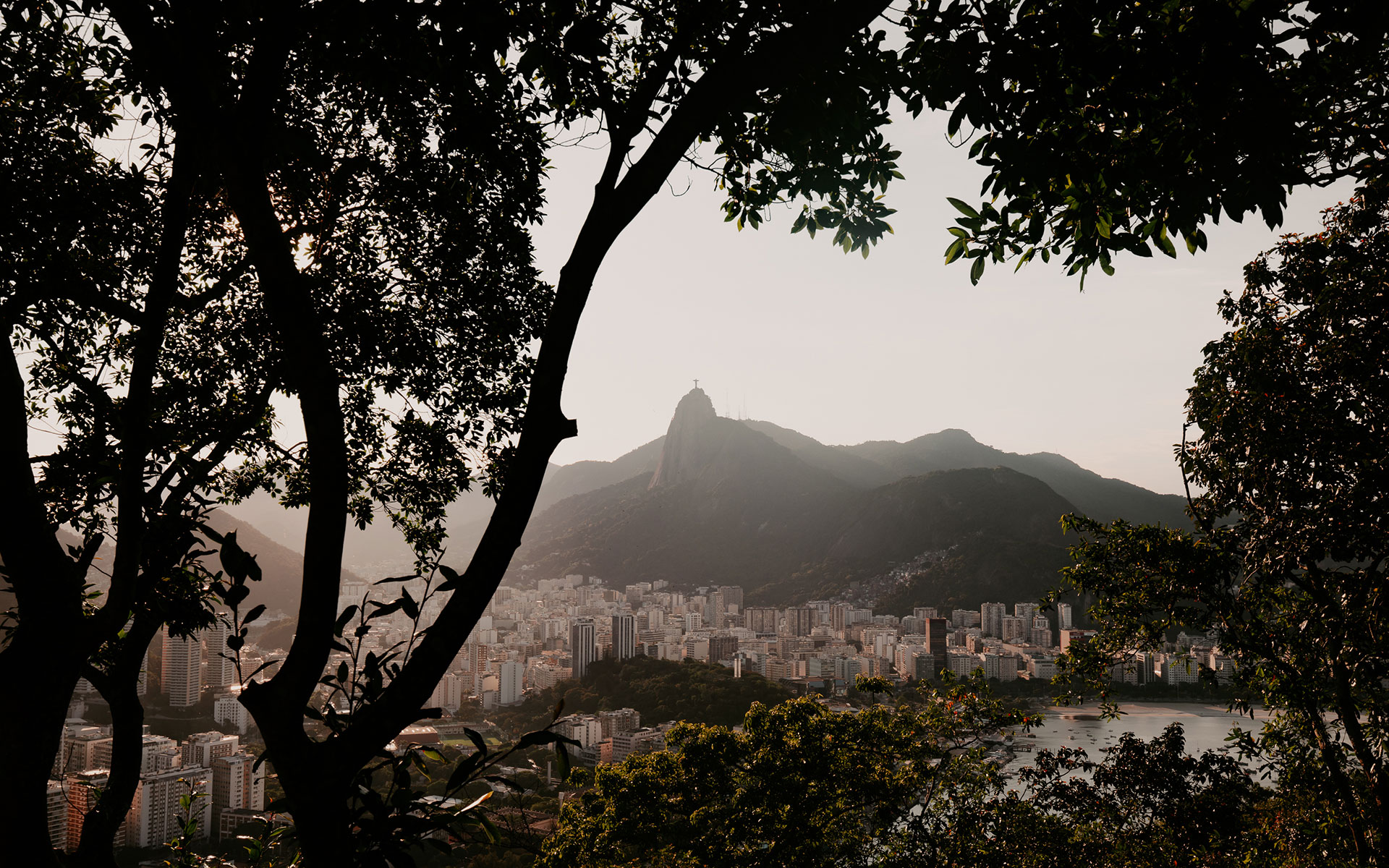 Der Aussichtspunkt Morro Da Urca auf dem Weg mit der Seilbahn zum legendären Zuckerhut ist definitiv einen Abstecher wert - der Blick auf Rio de Janeiro im Sonnenuntergang ist einzigartig.