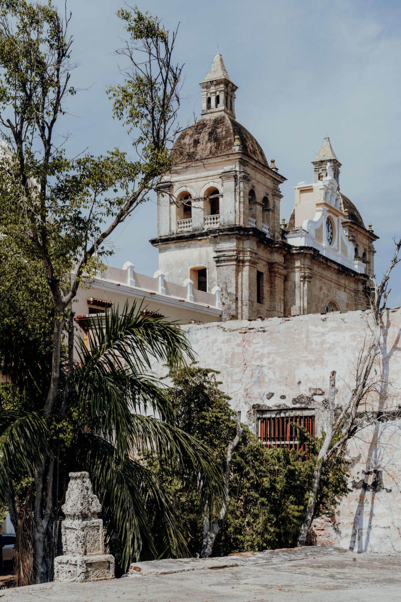 The Iglesia de San Pedro Claver was named after the monk Pedro Claver, who once made it his mission to fight for the rights of the black population. An old church surrounded by a wall.