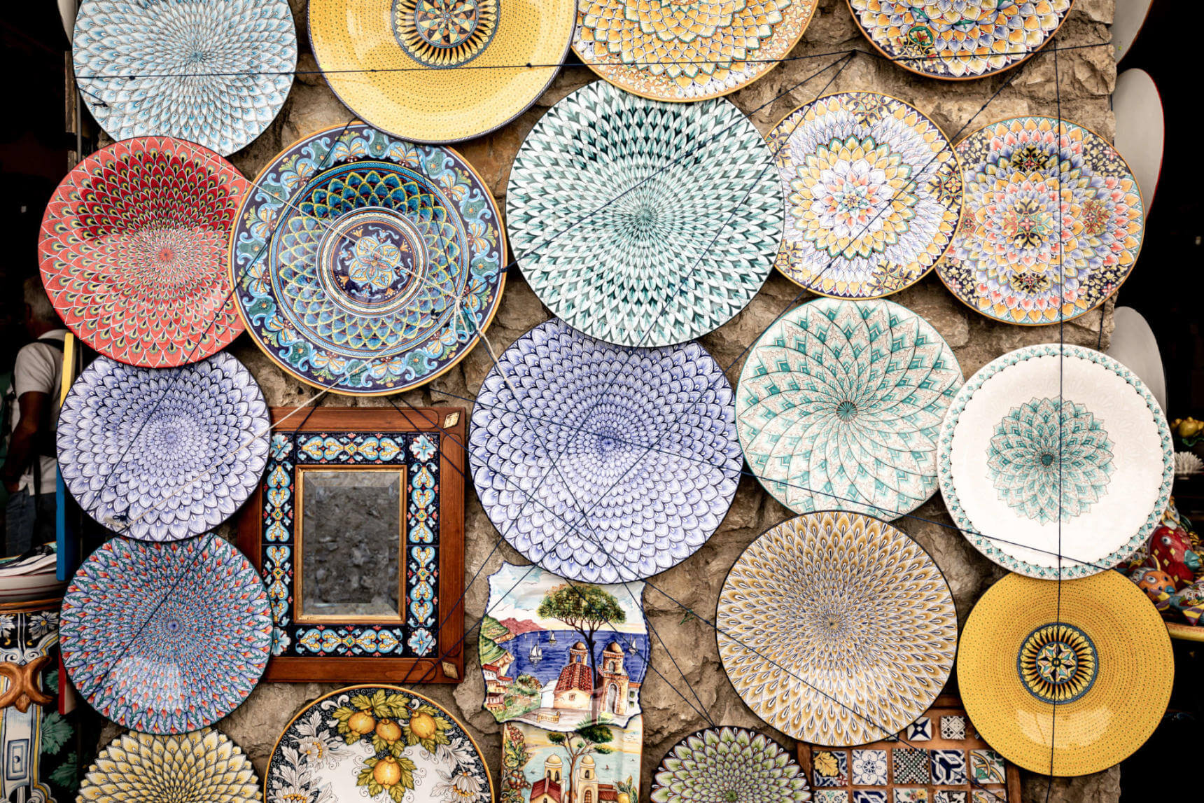 Gute Location für den Souvenirkauf: In Ravello gibt es jede Menge Kunsthandwerk. Bunte Teller die an einer Wand hängen.