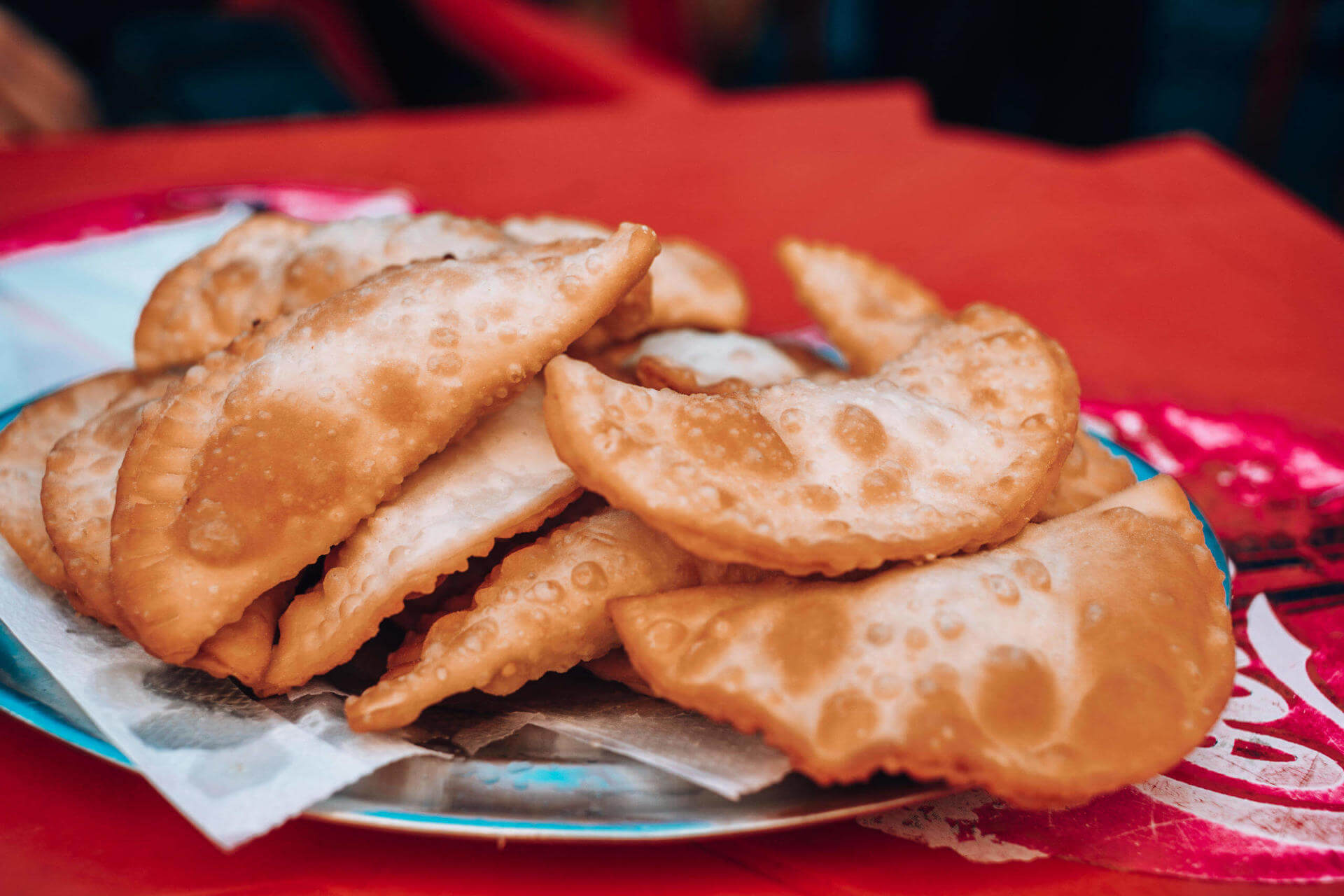 Brasilianisches Essen: Der Appetizer Petiscos, gefüllte Teigtaschen.