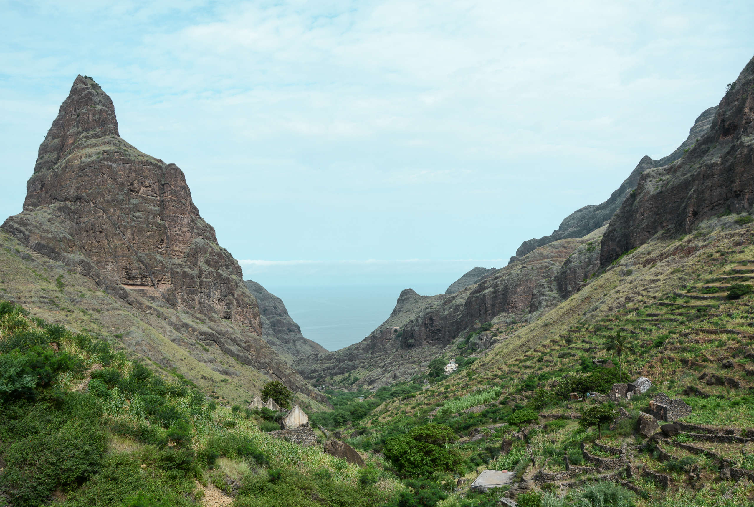 Bei einer Küstenwanderung auf Santo Antao auf den Kapverden kann man zwischen den Berggipfeln immer wieder das Meer sehen.
